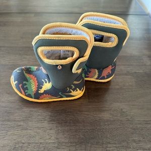 BOGS Dinosaur waterproof soft pull on infant size 7 boots